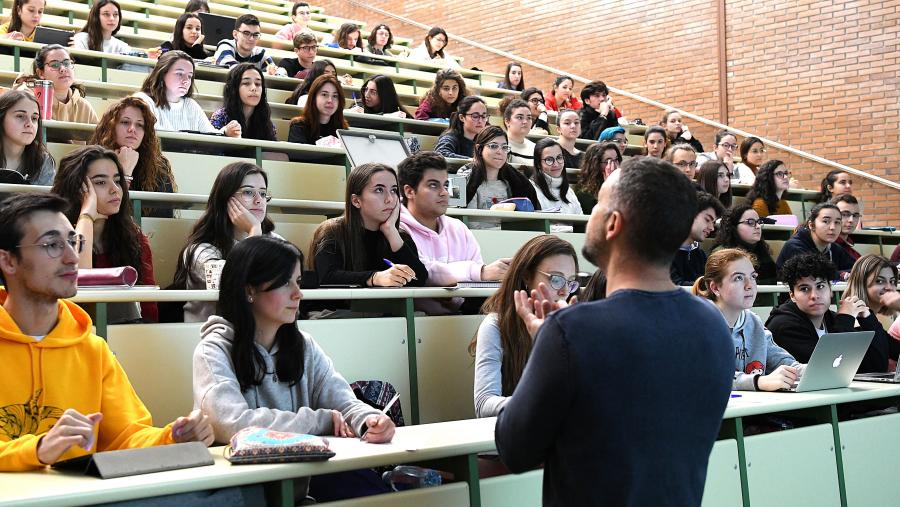 De cara ao vindeiro ano e “mediante  unha  planificación prudente  e  rigorosa  da  incorporación  de  efectivos”, o plan garantirá unha dotación estrutural suficiente das diferentes áreas de coñecemento. Imaxe de arquivo de docencia no Campus de Lugo. FOTO: Santi Alvite