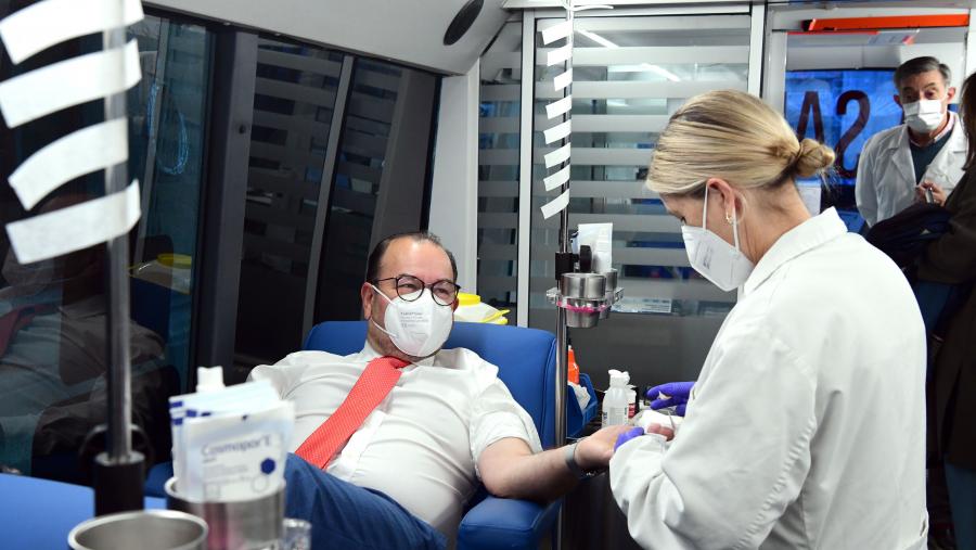 O reitor doou na unidade móbil situada en Medicina e Odontoloxía. FOTO: Santi Alvite