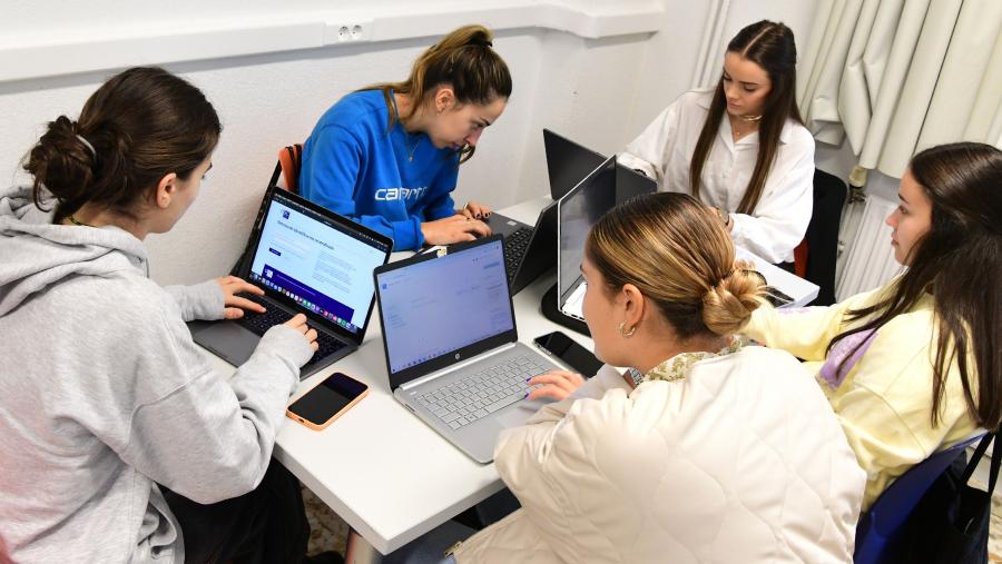 A ApS pode ser descrita como unha metodoloxía educativa que integra os procesos de aprendizaxe coa realización de tarefas de servizo á comunidade. FOTO: Santi Alvite 