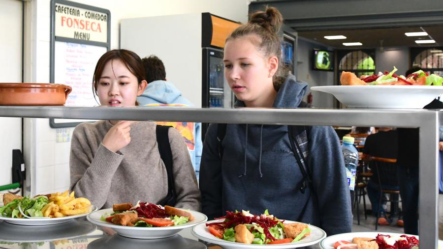 A convocatoria de axudas ten por obxecto sufragar parcialmente os gastos de alimentación mediante a emisión de bonos de comedor. Imaxe de arquivo dun comedor universitario. FOTO: Santi Alvite 