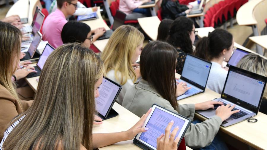 Alumnado en clase con equipos informáticos
