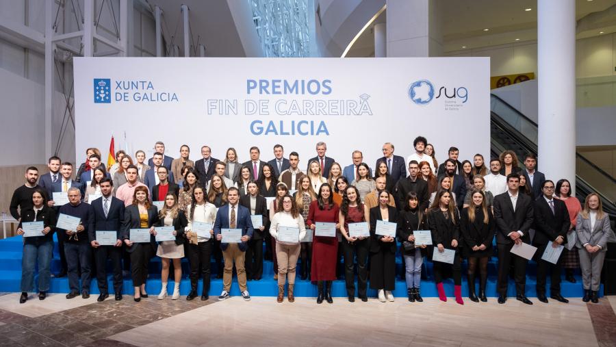 Foto de familia cos premiados e premiadas. FOTO: Xunta