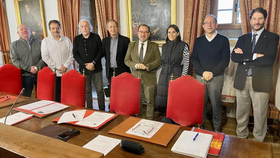 Foto de familia dos integrantes do padroado do Museo Casa de la Troya