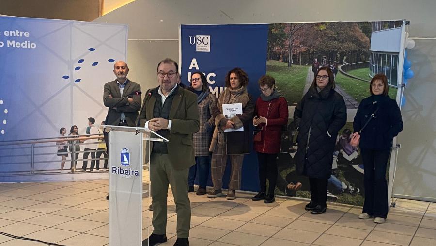 O acto inaugural estivo presidido polo reitor Antonio López e contou coa participación do alcalde de Ribeira, Manuel Santos Ruíz, e do coordinador do Programa A Ponte entre o Ensino Medio e a USC, Celso Rodríguez