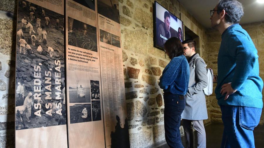 A exposición ‘20 anos do Prestige unha aproximación multidisciplinar’ que acompaña o resto de actividades poderá visitarse ata o vindeiro 20 de marzo no primeiro andar da Facultade. FOTO: Santi Alvite A exposición ‘20 anos do Prestige unha aproximación multidisciplinar’ que acompaña o resto de actividades poderá visitarse ata o vindeiro 20 de marzo no primeiro andar da Facultade. FOTO: Santi Alvite