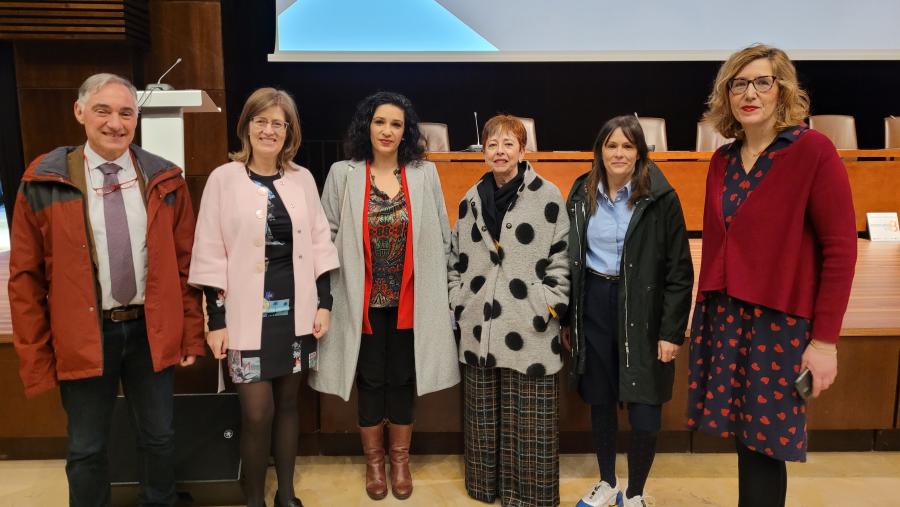 De esquerda a dereita, José Luis Villaverde, Eva López Barrio, Antonia Morillas, Isabel Jiménez Lucena, Sabela López Figueiras e Beatriz Gómez Barrera 