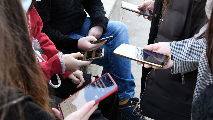 Superar os tempos máximos de uso da tecnoloxía é unha das situacións ás que se quere poñer freo coas intervencións. FOTO: Santi Alvite