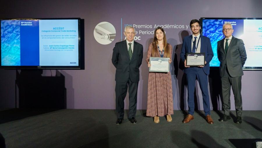 Mª Concepción Varela e Juan Carlos Capolugo, no centro da imaxe, recolleron os galardóns