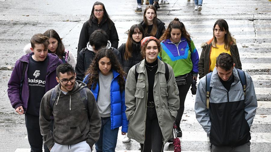 O acceso para asistir de xeito presencial será libre ata completar a capacidade dos respectivos espazos. Imaxe de arquivo de alumnado polo campus. FOTO: Santi Alvite
