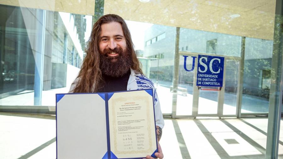 Javier Fernández Lozano, investigador predoutoral do CiTIUS, posa co galardón ás portas do centro. FOTO: Andrés Ruiz