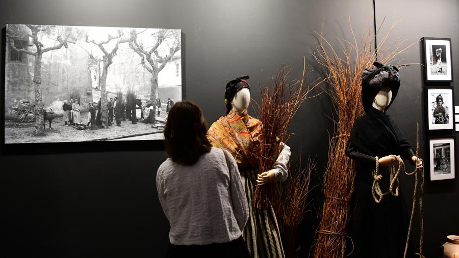Fotografía e vestiario danse a man no seo da mostra. FOTO: Santi Alvite Fotografía e vestiario danse a man no seo da mostra. FOTO: Santi Alvite