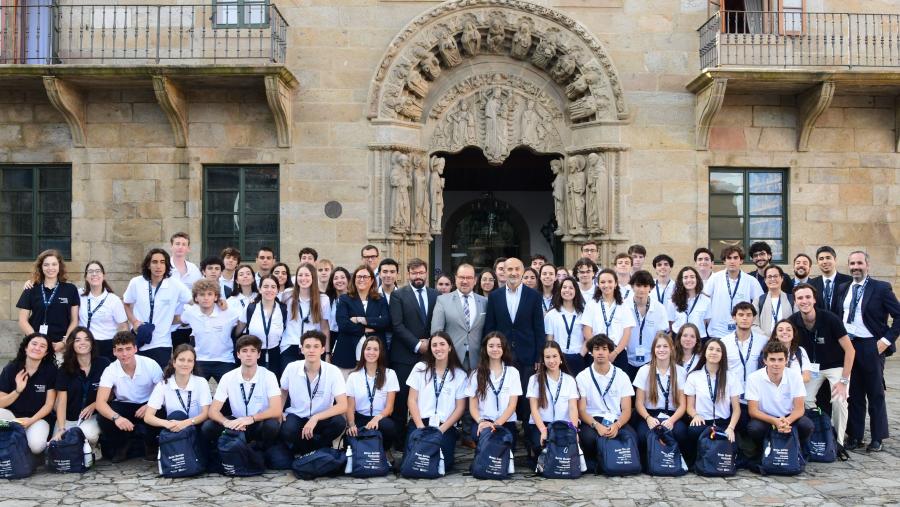 Foto de familia do reitor cos estudantes. FOTO: Santi Alvite Foto de familia do reitor cos estudantes. FOTO: Santi Alvite