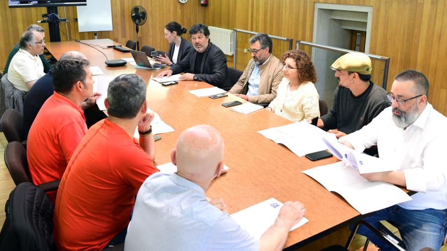 Un equipo da Xerencia reuniuse con representantes do sector. FOTO: Santi Alvite Un equipo da Xerencia reuniuse con representantes do sector. FOTO: Santi Alvite