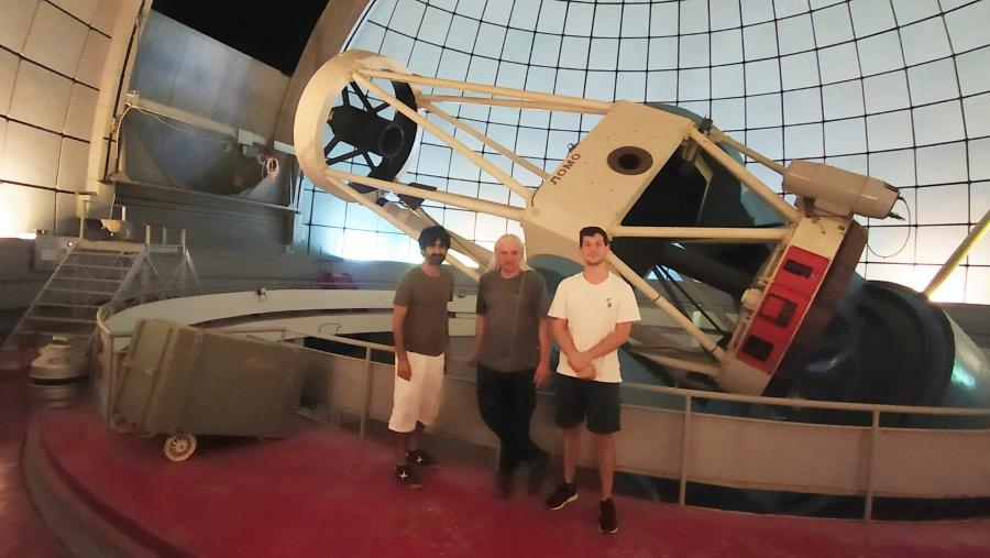 De esquerda a dereita, o investigador Gómez Crespo, o enxeñeiro de cúpula, Alexei Grabe, e o investigador Pérez Couto, ante o telescopio do Observatorio armenio