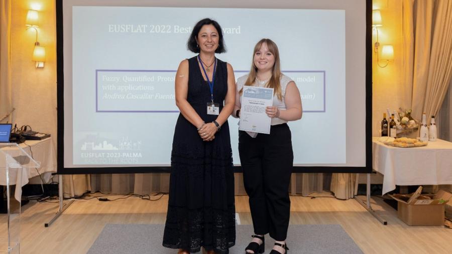Susana Montes, presidenta de EUSFLAT, entrega o premio a Andrea (dereita) durante a reunión da Sociedade. FOTO: EUSFLAT