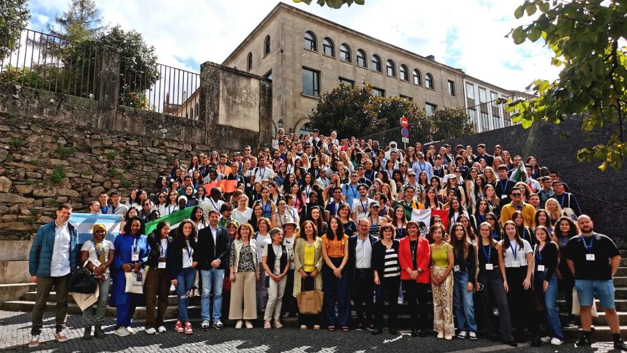 Foto de familia de reitor, autoridades, organización e estudantes. FOTO: Santi Alvite Foto de familia de reitor, autoridades, organización e estudantes. FOTO: Santi Alvite