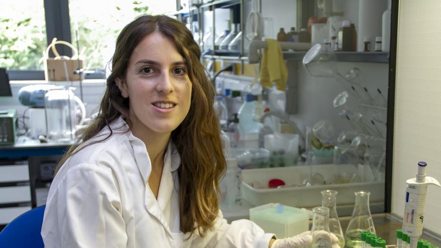 A investigadora Sandra González analiza a eficiencia de enzimas fúnxicas obtidas a partir de residuos 