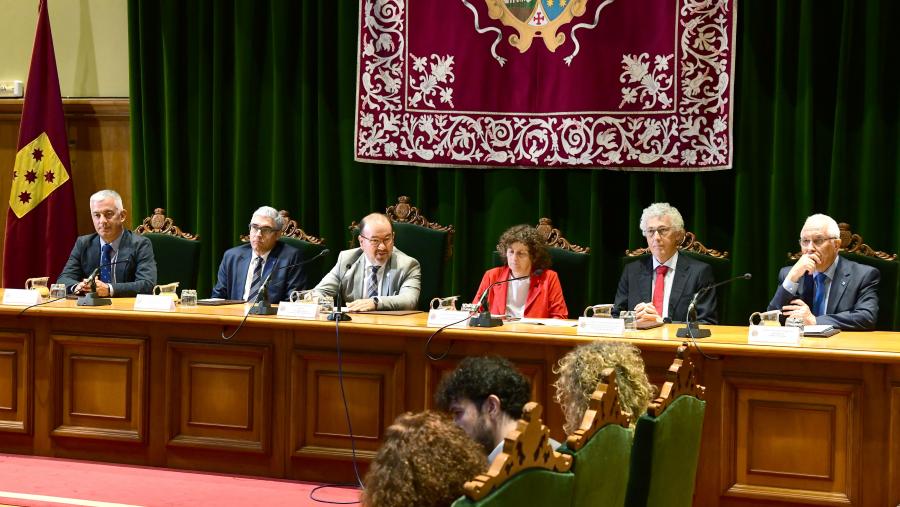 O reitor presidiu a sesión que se desenvolveu no Colexio de Fonseca. FOTO: Santi Alvite