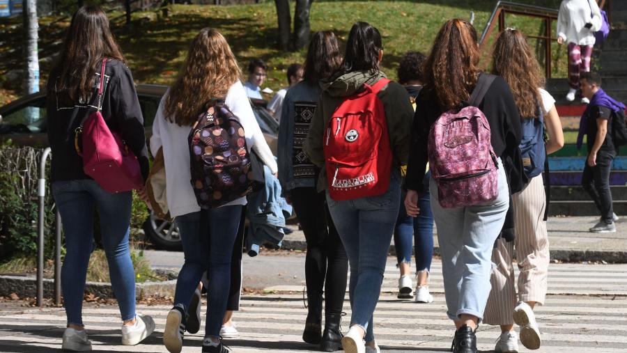 O premio consiste en 1.100 euros a cada unha das persoas beneficiarias. Imaxe de arquivo de alumnado no campus. FOTO: Santi Alvite