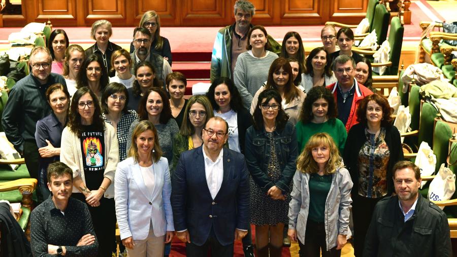 Foto de familia cos participantes na sesión. FOTO: Santi Alvite