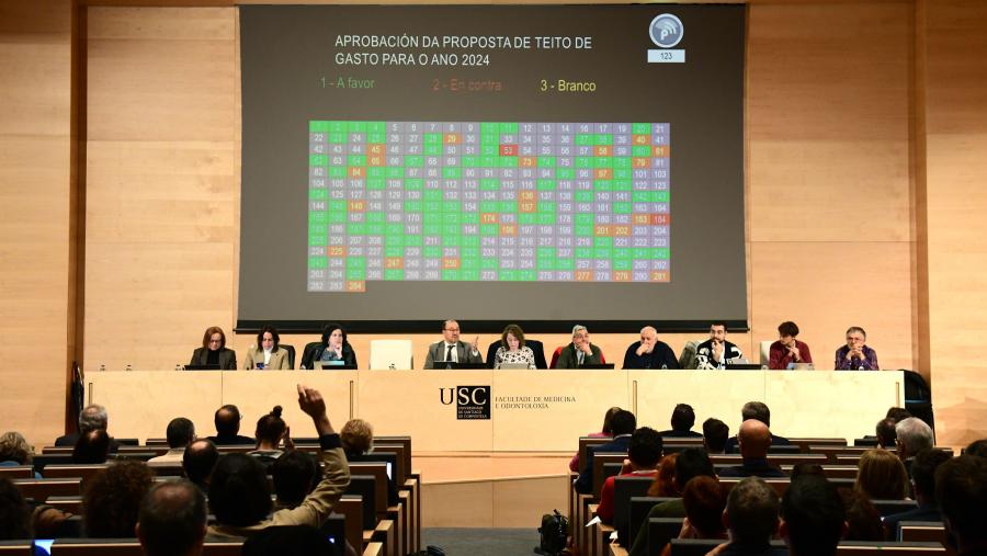 O Claustro aprobou o teito de gasto por 105 votos a favor, 2 en contra e 27 en branco. FOTO: Santi Alvite