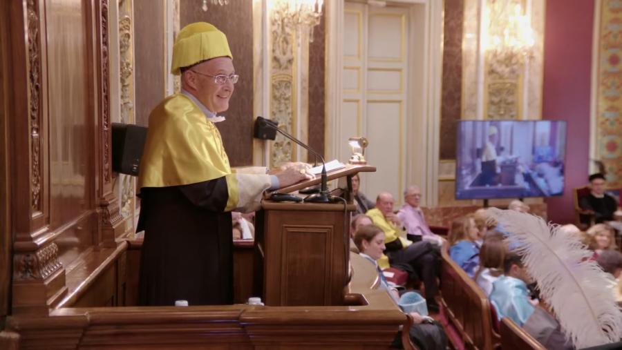 Carracedo foi investido a proposta do departamento de Medicina Legal, Psiquiatría e Patoloxía da Facultade de Medicina da UCM