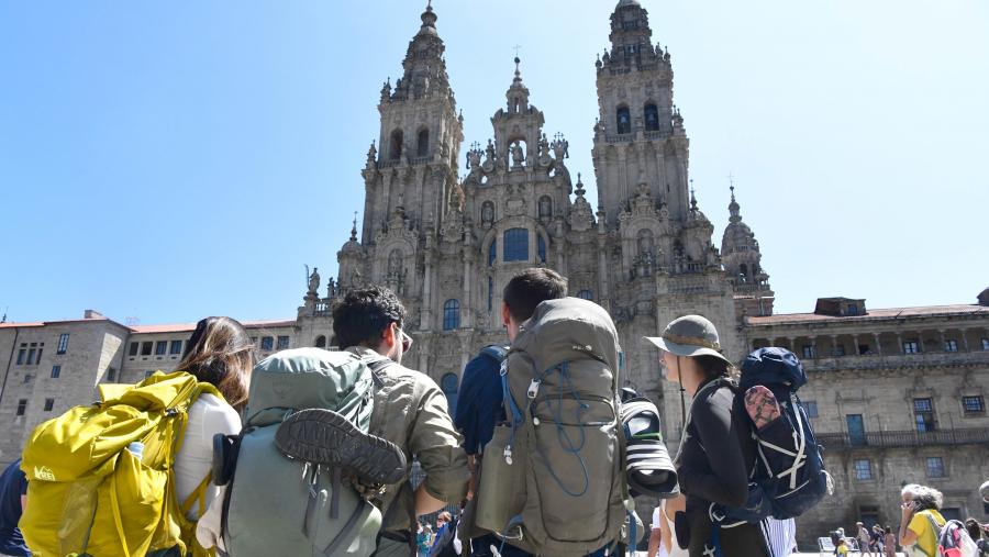 A maioría das persoas entrevistadas non percibe cambios significativos durante a tempada turística, en parte porque esta “xa non é tan estacional como antes e hai turistas e visitantes ao longo de todo o ano, aínda que a intensidade varía segundo as épocas”. Imaxe de arquivo de peregrinos na Praza do Obradoiro. FOTO: Santi Alvite A maioría das persoas entrevistadas non percibe cambios significativos durante a tempada turística, en parte porque esta “xa non é tan estacional como antes e hai turistas e visitantes ao longo de todo o ano, aínda que a intensidade varía segundo as épocas”. Imaxe de arquivo de peregrinos na Praza do Obradoiro. FOTO: Santi Alvite
