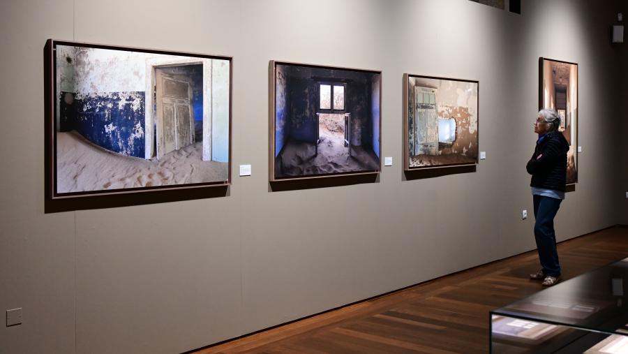 A mostra amosa imaxes das cidades de Kolmanskop e Al Madam. FOTO: Santi Alvite A mostra amosa imaxes das cidades de Kolmanskop e Al Madam. FOTO: Santi Alvite
