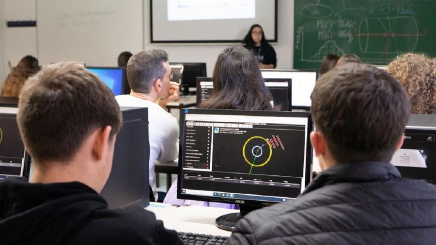 Poderán participar dous estudantes de 2º bacharelato de cada centro. É posible inscribir tamén a unha terceira persoa de reserva, que poderá ser admitida dependendo da evolución das inscricións.