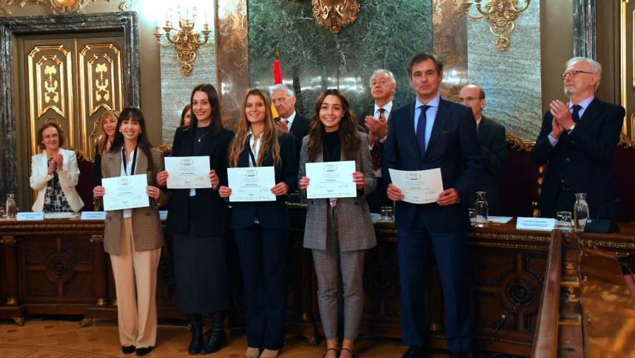 A estudante da USC Alba Vázquez, segunda pola esquerda, posando co seu recoñecemento. 