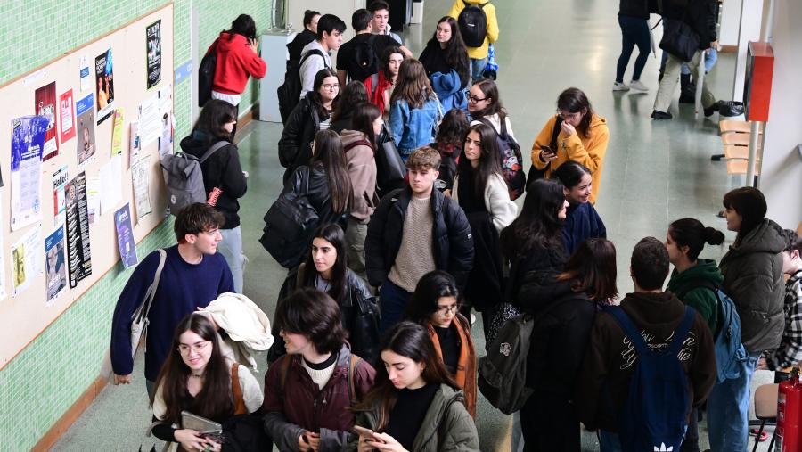 En total, os comicios abarcaron 84 postos elixibles. Imaxe de arquivo de estudantado nun centrro da USC FOTO: Santi Alvite