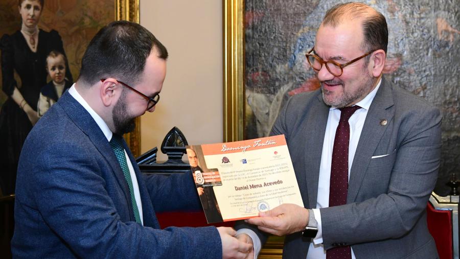 Daniel Mena recibiu o premio de mans do reitor Antonio López. Foto: Santi Alvite