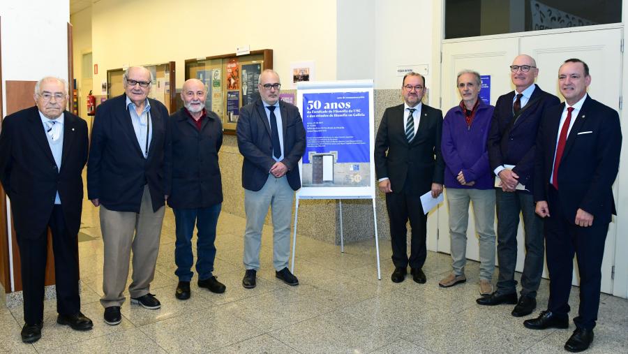 O reitor Antonio López, cuarto pola dereita, e o decano de Filosofía, Xavier de Donato, posan acompañados por seis ex decanos da Facultade. FOTO: Santi Alvite O reitor Antonio López, cuarto pola dereita, e o decano de Filosofía, Xavier de Donato, posan acompañados por seis ex decanos da Facultade. FOTO: Santi Alvite