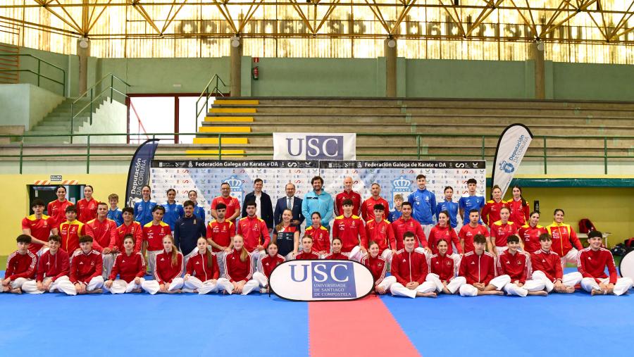 O reitor Antonio López visitou as seleccións que están a adestrarse nas instalacións deportivas da USC. FOTO: Santi Alvite