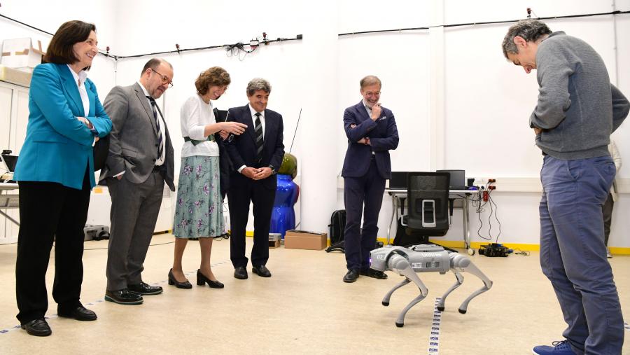 O ministro xunto co reitor e autoridades asistiron a unha demostración no laboratorio de Robótica. Foto: Santi Alvite