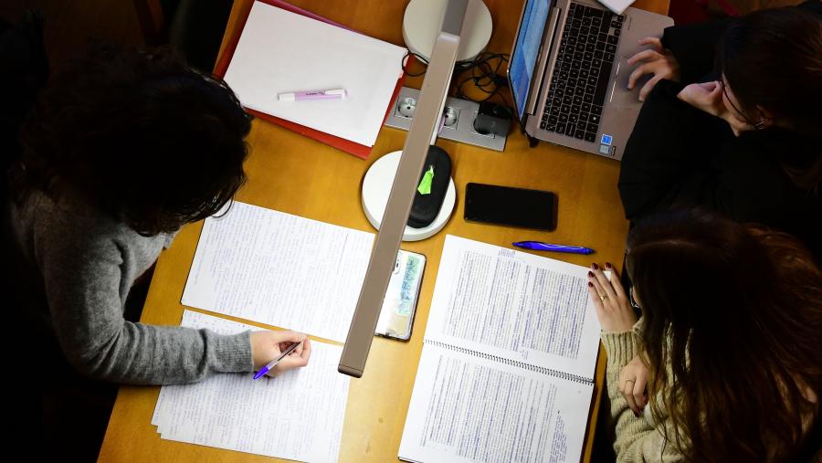 A USC acolleu este curso tres bolseiras procedentes de Gambia, Marrocos e Nixeria que están a cursar estudos de mestrado na institución compostelá. Imaxe de arquivo dunha biblioteca compostelá. FOTO: Santi Alvite A USC acolleu este curso tres bolseiras procedentes de Gambia, Marrocos e Nixeria que están a cursar estudos de mestrado na institución compostelá. Imaxe de arquivo dunha biblioteca compostelá. FOTO: Santi Alvite