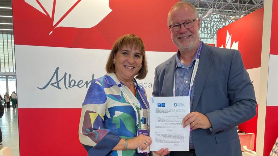 Na sinatura do acordo, a vicerreitora López Couso co reitor da Universidade Concordia en Edmonton (Canadá), Tim Loreman. Na sinatura do acordo, a vicerreitora López Couso co reitor da Universidade Concordia en Edmonton (Canadá), Tim Loreman.