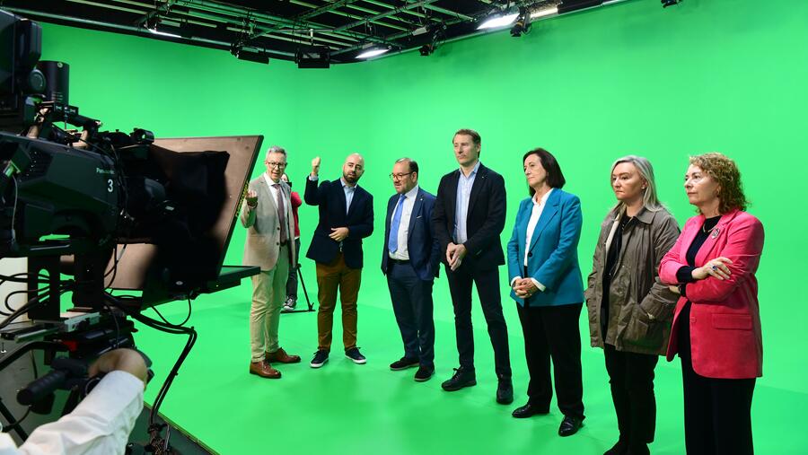 As autoridades coñeceron no plató virtual as potencialidades de Virtus. Foto: Santi Alvite As autoridades coñeceron no plató virtual as potencialidades de Virtus. Foto: Santi Alvite