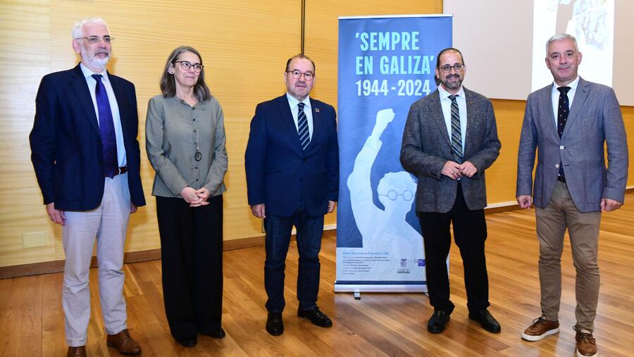 O decano Elias Feijó, esquerda, a vicedecana Elsa González, o reitor Antonio López, o director da Cátedra, Henrique Monteagudo; e o secretario xeral da Lingua, Valentín García. FOTO: Santi Alvite O decano Elias Feijó, esquerda, a vicedecana Elsa González, o reitor Antonio López, o director da Cátedra, Henrique Monteagudo; e o secretario xeral da Lingua, Valentín García. FOTO: Santi Alvite