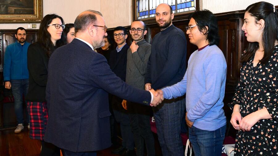 Imaxe de arquivo do reitor Antonio López mentres saúda estudantado que se beneficiou das axudas dos programas de cooperación internacional que ten en marcha a USC. FOTO: Santi Alvite Imaxe de arquivo do reitor Antonio López mentres saúda estudantado que se beneficiou das axudas dos programas de cooperación internacional que ten en marcha a USC. FOTO: Santi Alvite