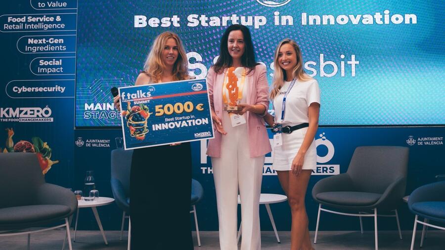 Maruxa Quiroga recollendo o premio en Valencia