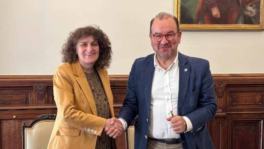 A presidenta do grupo Goretti Sanmartín e o reitor Antonio López logo da sinatura do acordo