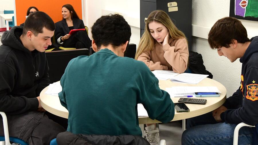 Establécense quince premios, acompañados dos correspondentes diplomas acreditativos, que se repartirán por cada unha das grandes áreas de coñecemento. FOTO: Santi Alvite