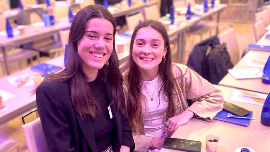 De dereita a esquerda, Julia Feijoo Cacabelos e Lucía Freire Moure