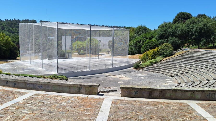 A gaiola está emprazada na valgada do Campus