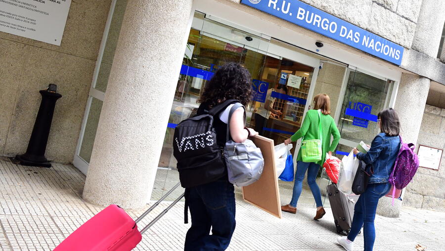 Todas as persoas solicitantes recibirán unha SMS informativa. Imaxe de arquivo de estudantado chegando ao Burgo das Nacións. FOTO: Santi Alvite