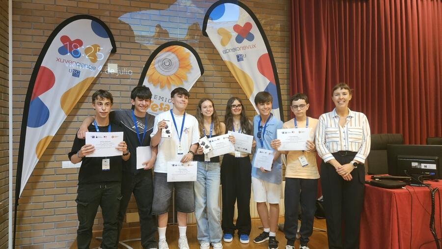 O equipo premiado xunto con Carlos López