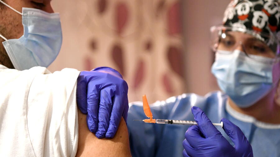 Imaxe de arquivo da vacinación durante a pandemia por mor da COVID-19. FOTO: Santi Alvite