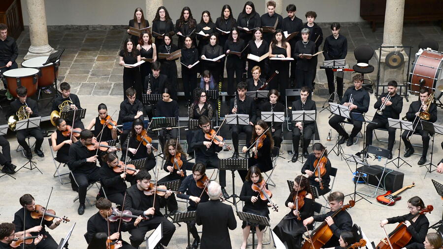 Orquestra e o Coro da Universidade de Santiago de Compostela. FOTO: Santi Alvite