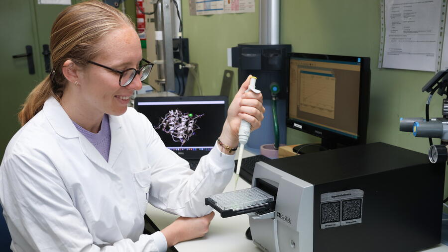 Sabrina Rose de Boer traballando no laboratorio